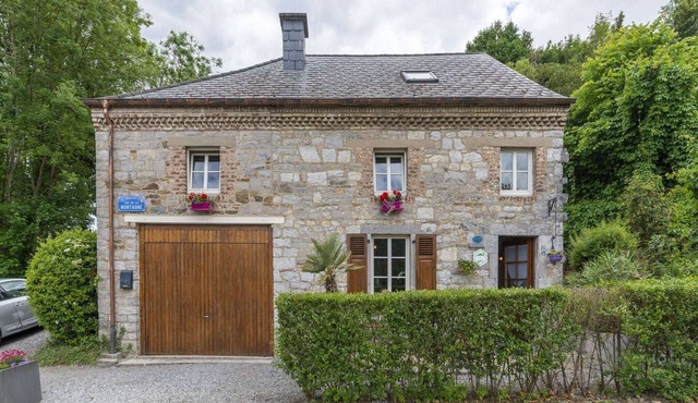 Charming Cottage in Anseremme with Fenced Garden