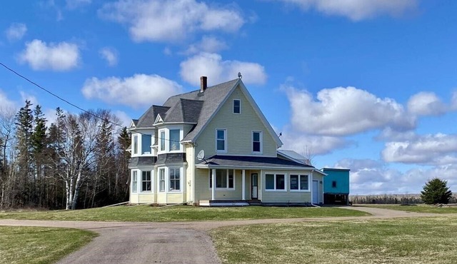 Charming Farmhouse on 2 acres, Sleeps 8. Only 5 mins from Richards Point beach