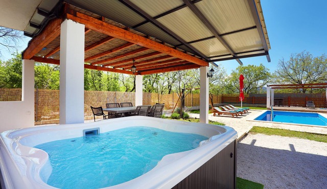 Charming house for 8 with private pool and jacuzzi.