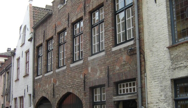 Charming house in the center of Bruges right along the green canals