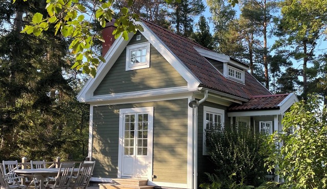Charming lake house with private jetty and amazing seaview