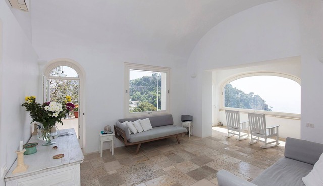 Charming, quiet house with magnificent views of the sea and capri from above