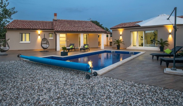 Charming villa Caerus with heated pool, sauna, children's playground