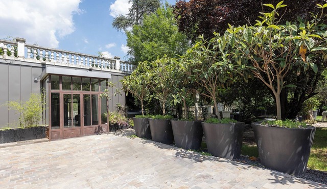 Charming villa on the banks of the Seine near Paris
