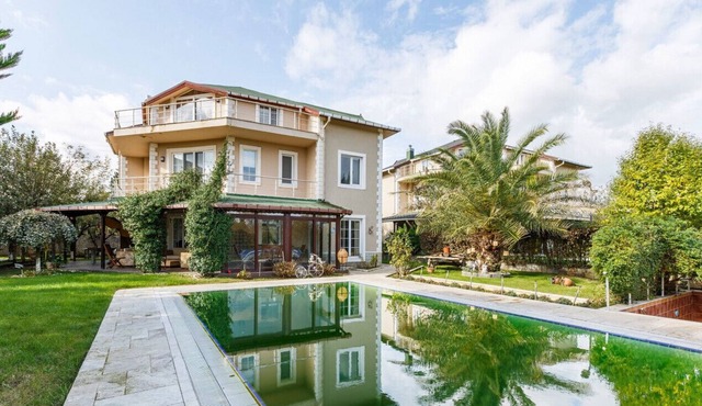 Charming Villa with Pool and Garden in Gebze