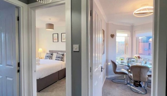 Chic & Cozy 2-Bed Flat in Glasgow - Free Parking