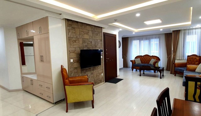 Cihangir Superior Living 3BR: Open Kitchen, 6 Guests, Public Transport Access