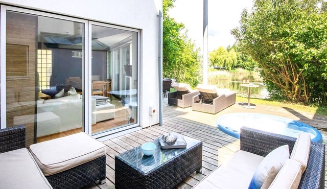 Clearwater 67, Ortolan Villa (P) - Lakeside House, Hot Tub, Spa Access, Sleeps 8