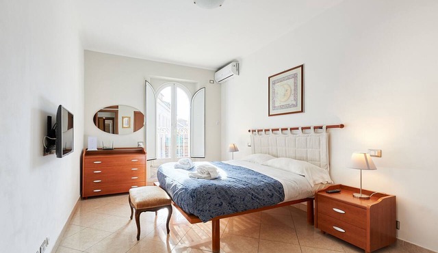 Close to Spanish Steps 2 bedrooms, balcony, wifi, A/C, dining room, kitchen, lift