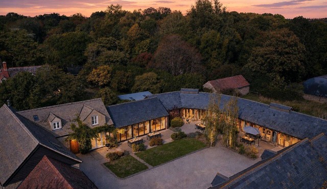 Collection of five spacious barns near Faringdon - Goodlake Barns