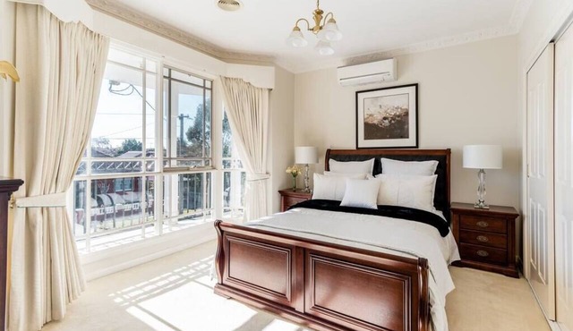 Comfort Private room with queen bed & study