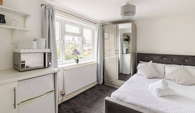 Comfortable ensuite bedroom in the heart of Cowley