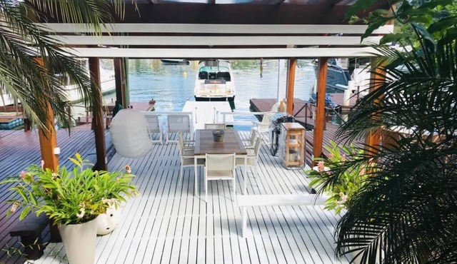 Comfortable House in Condominium with deck by the sea