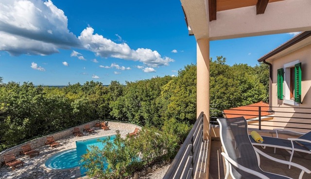 Comfortable stone Villa Maggie with shared pool in Resort Vlakovo