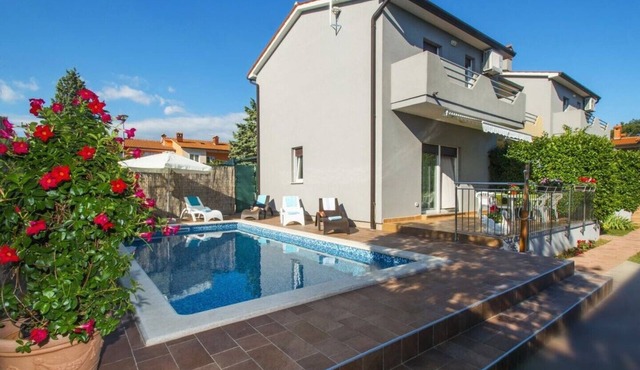 Complex Dora - ideal for 3 friendly families