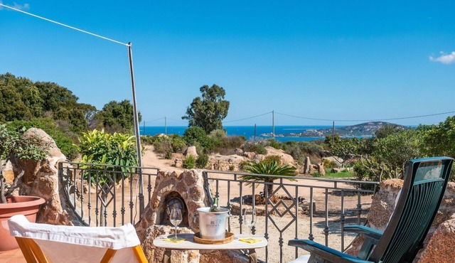 COSTA SMERALDA APARTMENT in semi-detached villa with sea view in Cannigione alta
