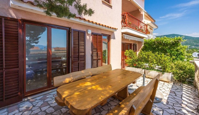 Cosy apartment just 250 metres from the beach with sea views, barbecue area, private parking