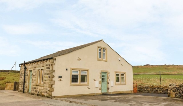 COTTAGE, WiFi, enclosed patio, near Cowling