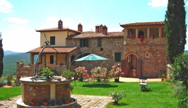 Country House in Tuscany with Panoramic Views