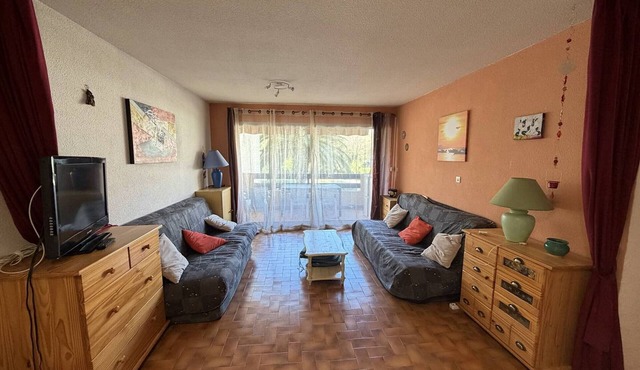 Cozy 1BR Apartment with Pool, Parking, Near Beach - Sleeps 4