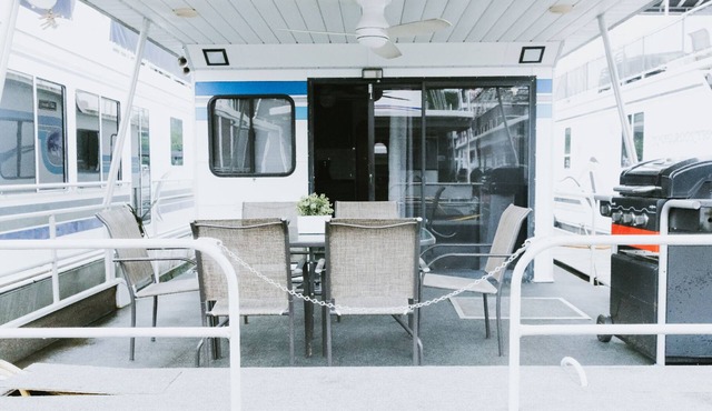 Cozy and Modern Houseboat on Beautiful Norris Lake!
