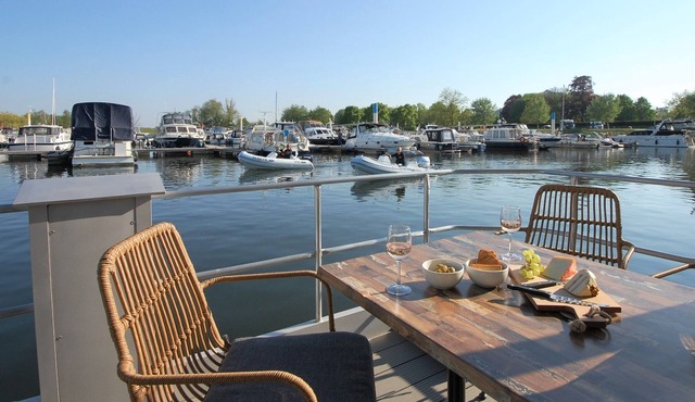 Cozy floating Boatlodge "Mallorca", Max. 4 pers, 2 bedrooms.