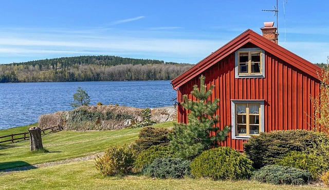 Cozy home in Boxholm with lake view