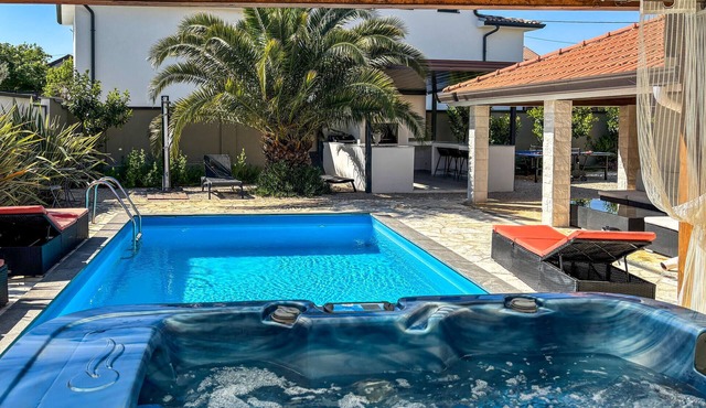 Cozy home in Vardica with sauna