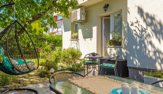 Cozy Home with Private Garden - Happy Rentals