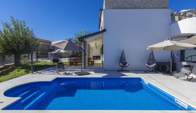 Cozy house with heated pool and sea view, terrace, WLAN, SAT TV