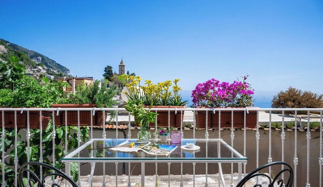 Cozy house with sea view, terrace and private parking