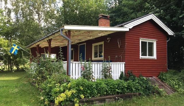 Cozy Little House With a View of the Lake. Mysigt Torp Directly vid sjö och Nature Reserve