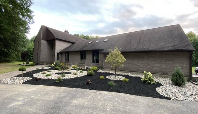 Custom home 5 min from track