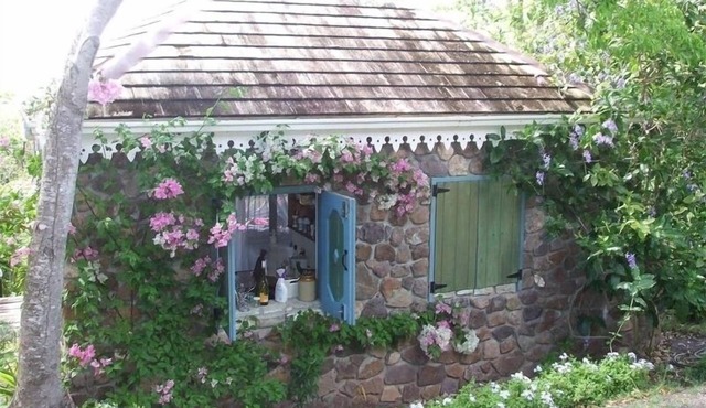 Delightful Garden Hideaway with Lovely Views Over the Bay