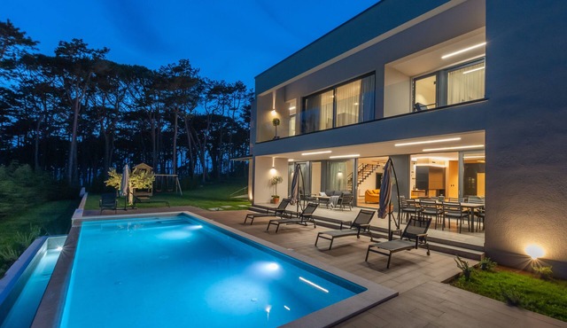 Design villa on quiet location with a pool and hot tub