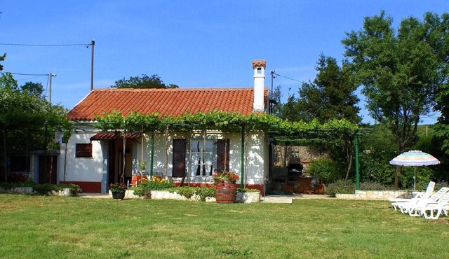 Detached house Violeta with a extensive garden