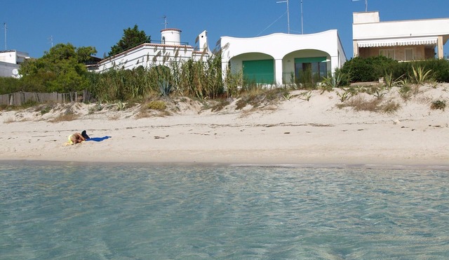 Directly on the beach. 6 beds in villa with private access to the sea