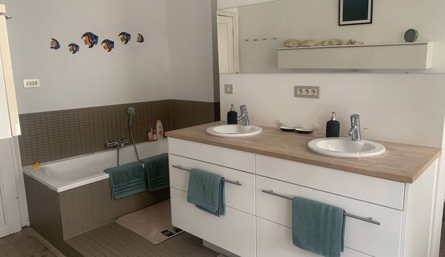 Dock Suites. Two bedroom gueststay with private bathroom and speed wifi.