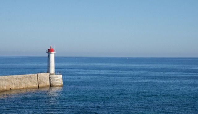 Duplex with terrace overlooking the bay and the large beach 20m away