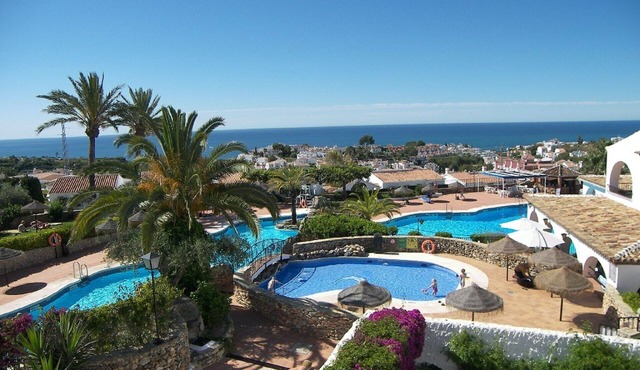 El Capistrano, Nerja 2 bedroom apartment with south facing private garden