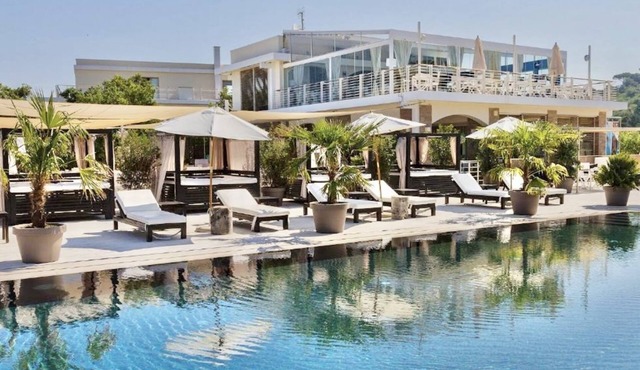 Elegant and spacious three-room apartment with frontal sea view characterized by an elegant and refined design of approximately 100 m2 and arranged on two levels.On the first floor it is composed of a living room with double sofa bed and fully equipped i