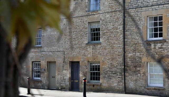 Elegant Cotswold Cottage in Northleach