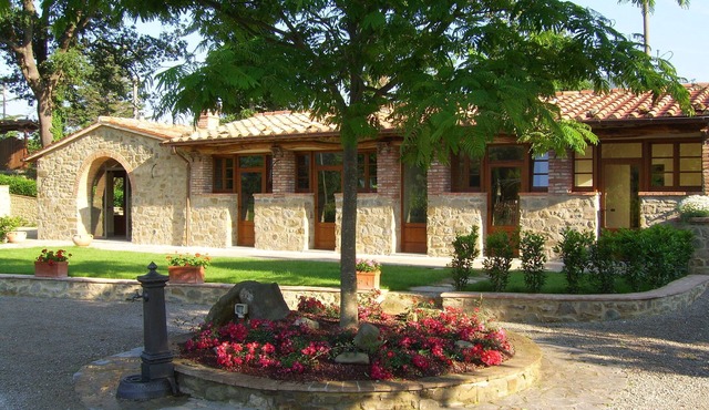 Elegant country barn in Cortona 2bed2bath with shared pool & gorgeous gardens