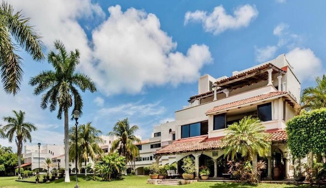 Elegant Lagoon front Villa by CASA PARAISO