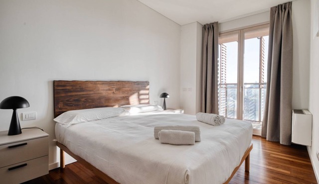 Elegant two-room apartment in Milan on the 5° floor with elevator for 4 guests, with double bedroom, living room with sofa bed and fully equipped kitchen. Large furnished balcony with city views. The modern palace offers a swimming pool, gym and hot tub