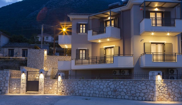 Enalion top floor apartment with view,boat dock & close to Nidri!