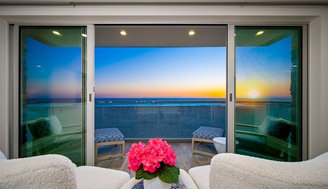 Endless ocean and Catalina views. Ocean front home with 2 car garage