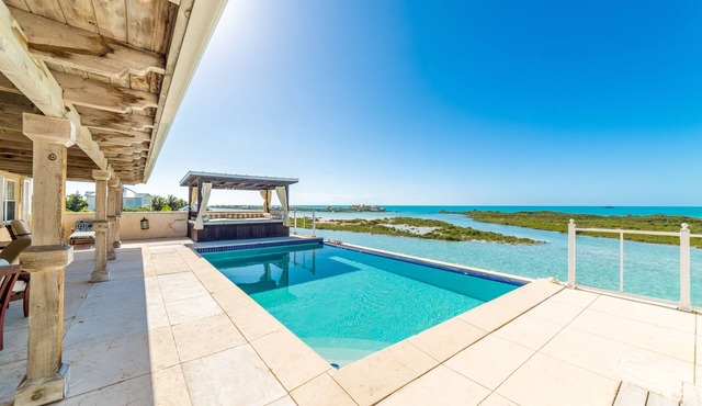 Endless Ocean Views, Amazing sunsets, pool,kayaks, pool table and games!