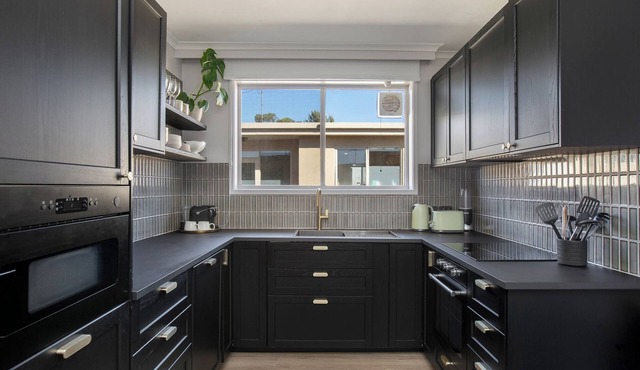 Enjoy a Luxurious Elwood Escape