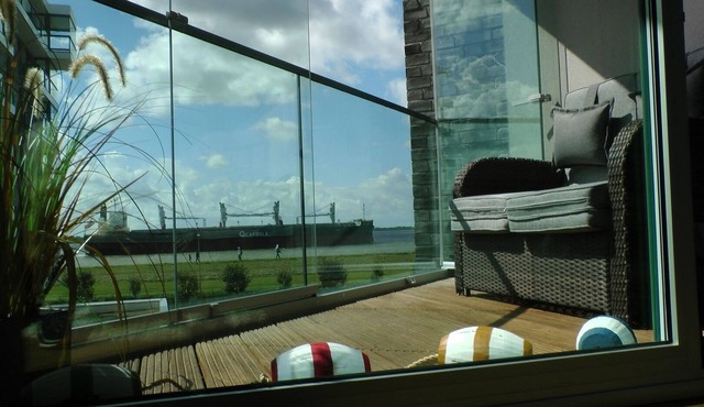 Enjoy a magnificent view of the Weser and the historic Lloyd Dock